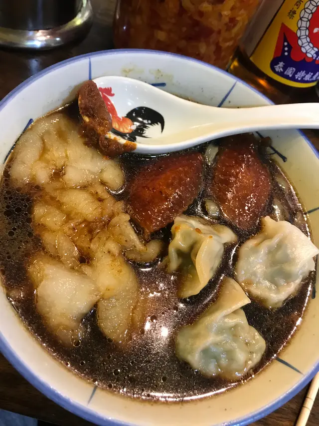 老水雞翼上湯花膠自家製苟菜餃加沙嗲汁