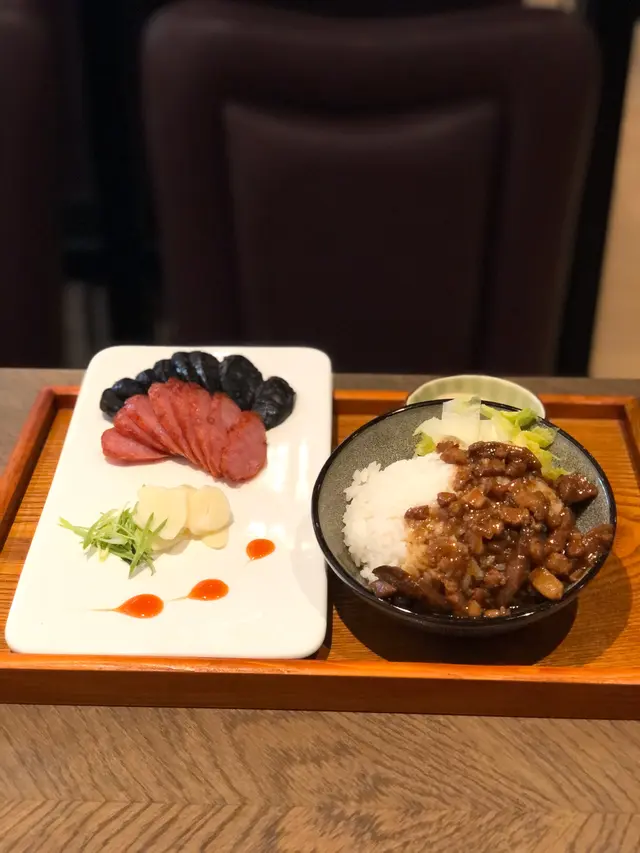 墨魚腸拼台式香腸滷肉飯