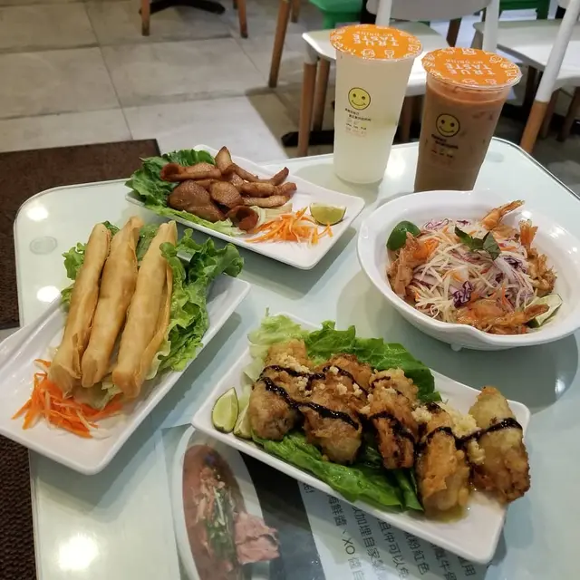 香草大蝦青木瓜沙律($52)，香茅豬頸肉($28)，意大利黑醋汁蒜蓉牛油雞翼($38)，越式炸蝦春卷($28)，凍鹹檸梳打($19)，凍越式香滑濃咖啡($19)