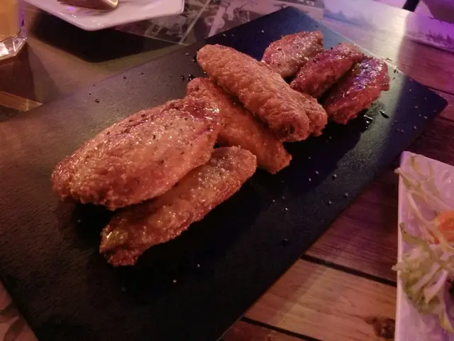 🍗雞翼拼盤 包括有蜜糖雞翼及水牛城雞翼
😋我最喜歡就係食雞翼，感覺到係即叫即炸，熱辣辣仲脆卜卜