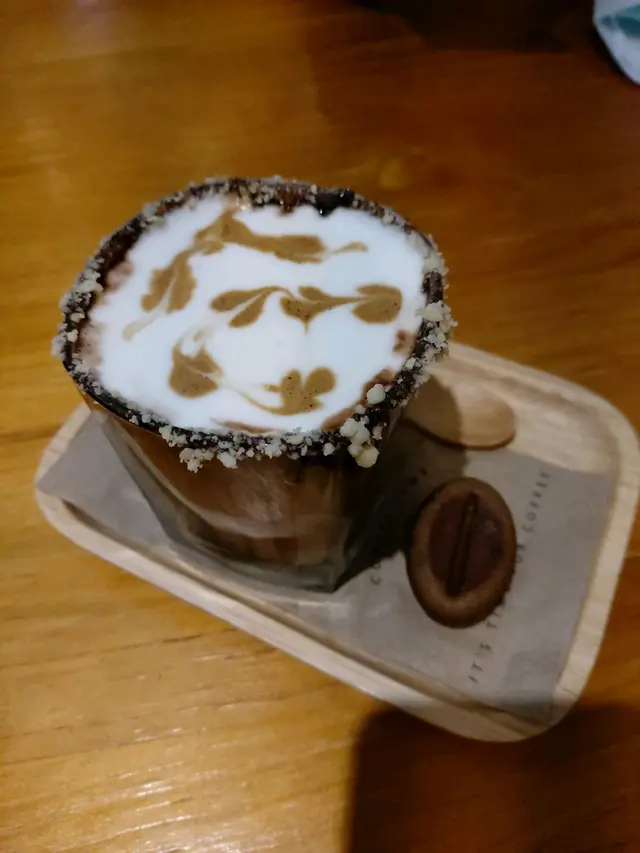 咖啡會配上一件咖啡小蛋糕搭食，好味