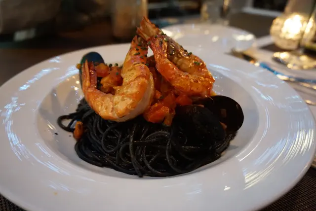 墨魚汁意粉伴茄燴海鮮及虎蝦