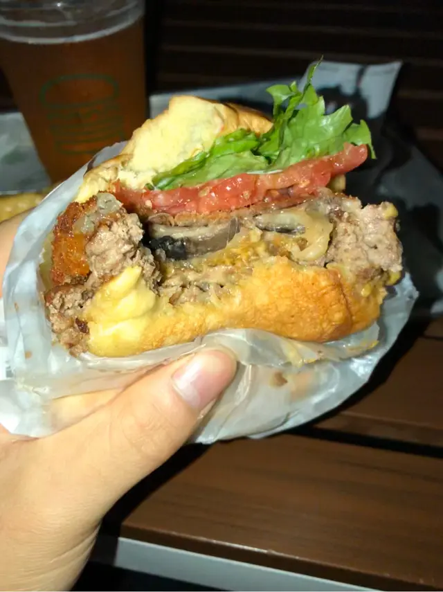 Shack Stack：Cheeseburger and a Shroom Burger with lettuce, tomato and ShackSauce