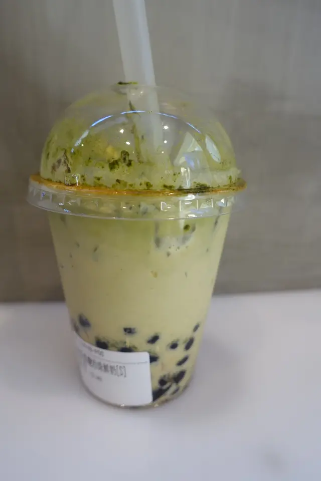 攪拌後,飲品呈青蘋果綠色