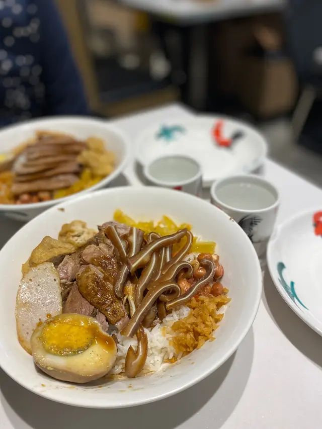  滷水鵝肉拼豬耳飯