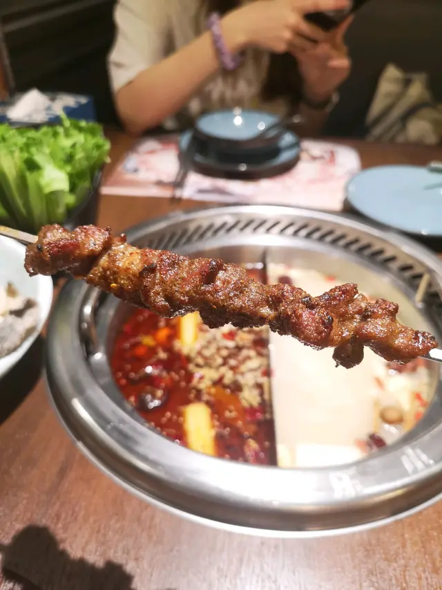 本身都好鍾意食羊肉串，嚟到冇理由唔試下，羊肉串口感唔錯，食落唔會好似坊間咁一層肉夾-層肥膏，而係肥瘦均勻，而且肉串裏面已經同少量子然粉撈埋一齊， 同出面燒完再落子然粉截然不同，推介一試。