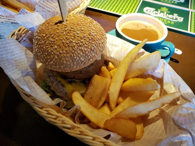 烤焗蘑菇漢堡配粗薯條