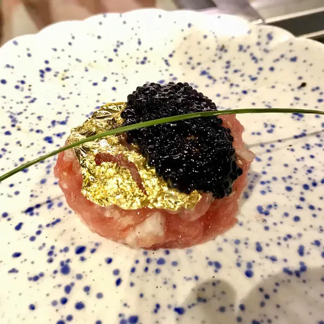 金箔吞拿魚腩蓉 配黑魚子