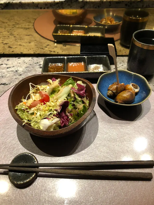 開胃沙律有一塊好特別既蔬果!白色有很多細細的小孔,究竟是什麼呢?