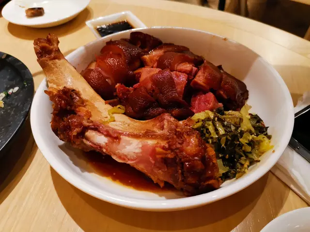 萬巒豬手配秘制酸菜