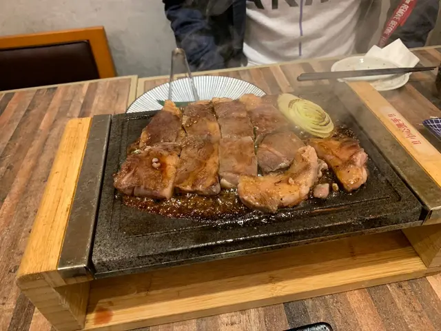 肉眼扒油脂分佈都算平均,唔會太肥,
口感有嚼勁,肉香味美,不錯吃!😋