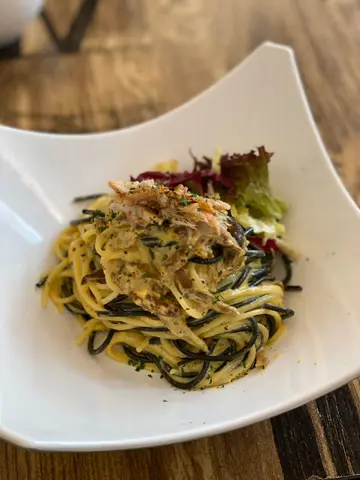 蟹肉蛋黄酱黑白意粉