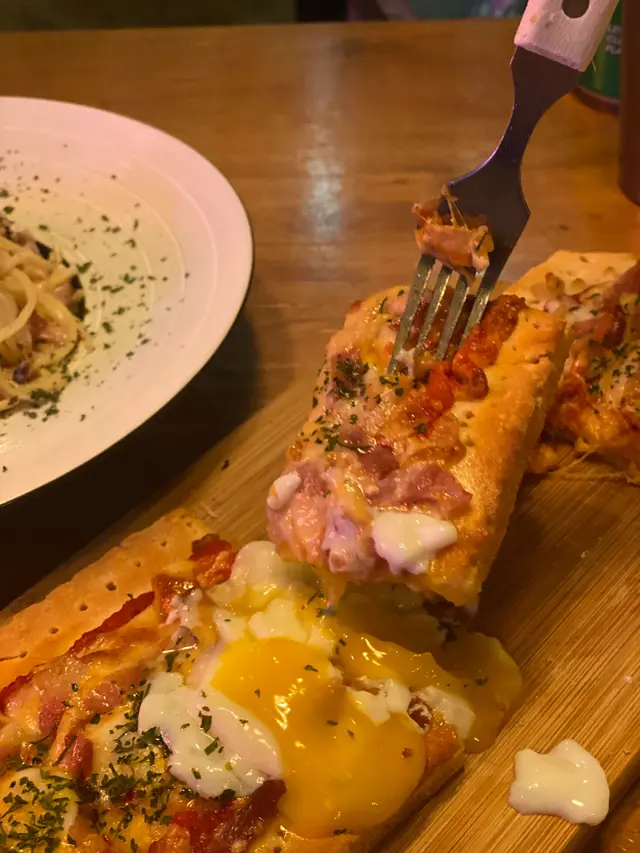 慢煮溫泉蛋煙肉薄餅