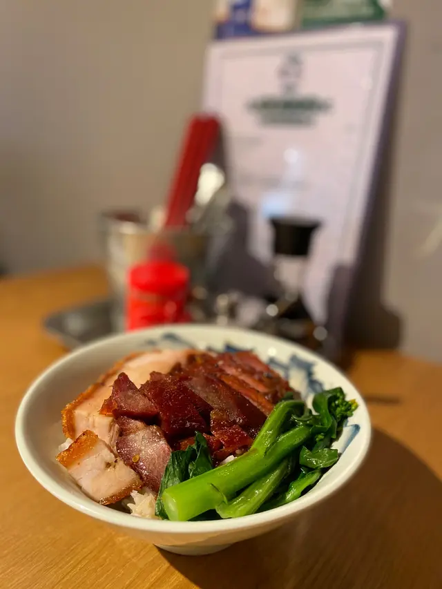 招牌蜜汁叉燒配化皮燒腩仔飯