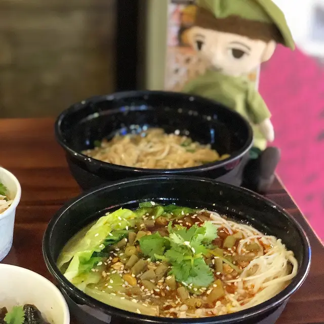 秘制麻辣薯粉配金菇及生菜