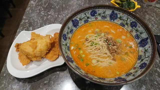 招牌豬扒配擔擔麵