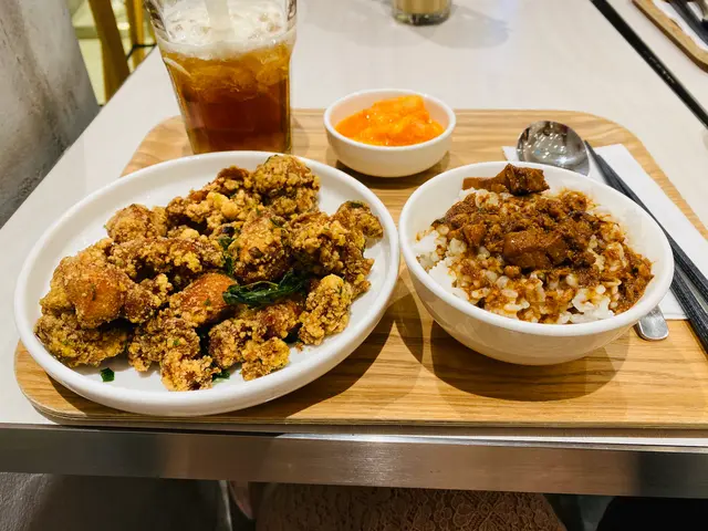 鹽酥雞配飯