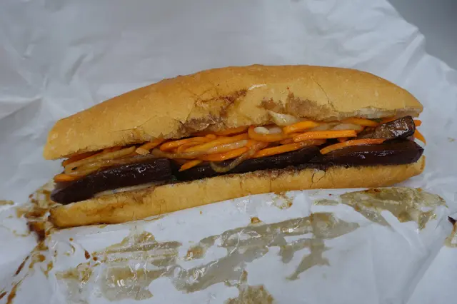 新鮮腩肉每日慢煮炆製多小時，脂肪甘香，肉質柔軟富肉汁