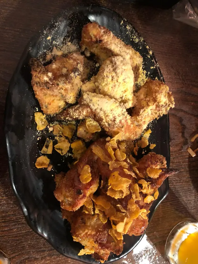 雙重芝士焗雞比較普通,只見到有芝士粉,不知另一重芝士在哪。不過大致都很不錯。
蜜糖蒜香焗雞對我簡直驚為天人,蜜糖帶輕微燶味,不會過甜過膩,灑上去的粟米片脆口,吃完一件又一件,食到唔想停。唯一疑問係,完全食唔到蒜香。