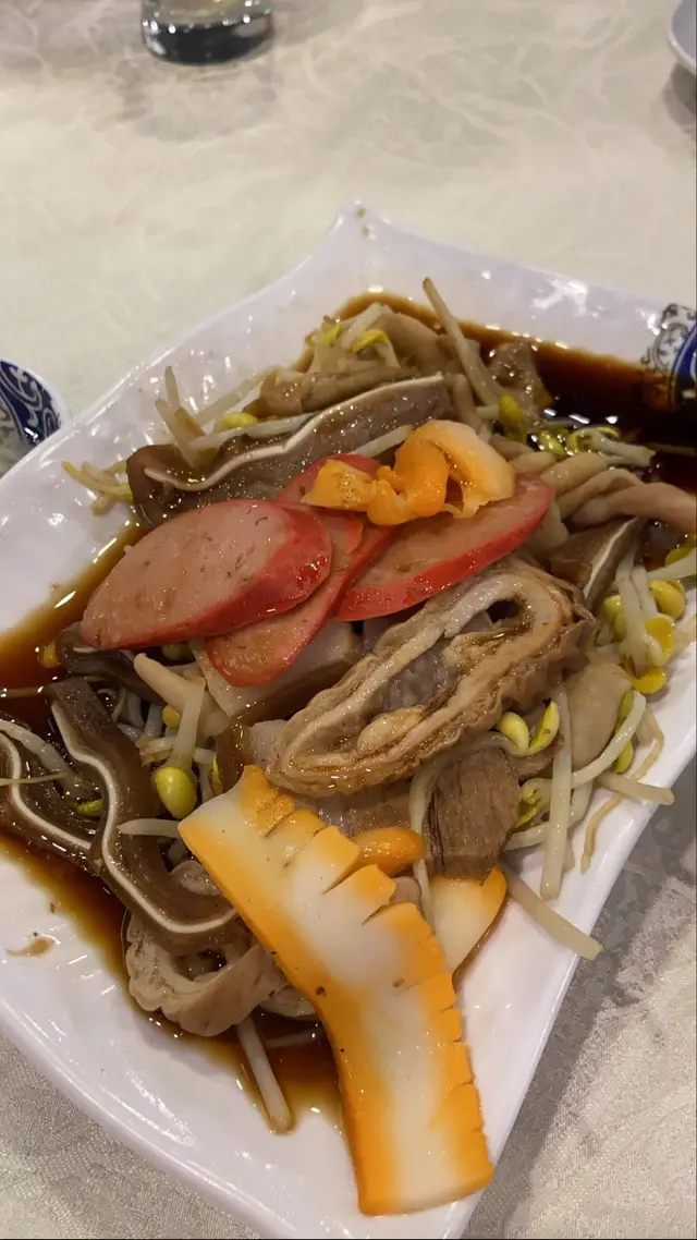 食夠$300就送一份中size俾你﹗而且樣樣都有又好味，送嘅話都幾抵食