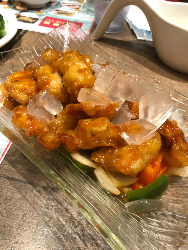 這是我們第二次再叫的小菜，可見令人回味﹗咕嚕肉酸酸甜甜，外脆內軟。值得一提的是，員工見我們遲遲未起筷，特地過來提醒要先把冰塊撥走，十分貼心。