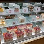 甜品櫃裡的甜品蛋糕色彩繽紛，美侖美奐！