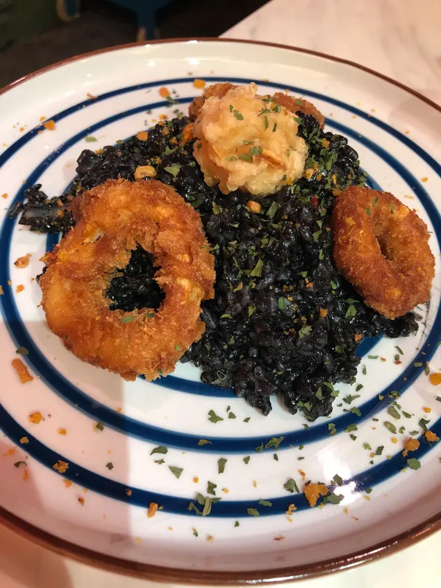 黑到爆炸魷魚圈墨魚滑墨汁嫩飯