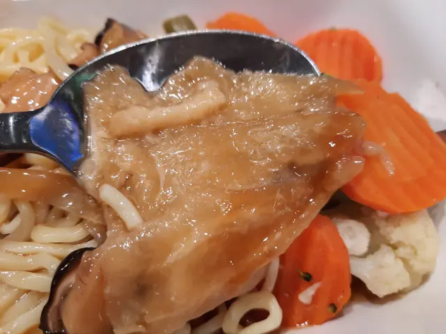 炆花膠冬菇伊麵