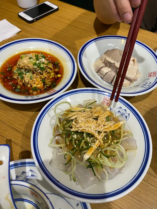 左上係口水雞，右上係鹽水鴨，下面係雞絲粉皮