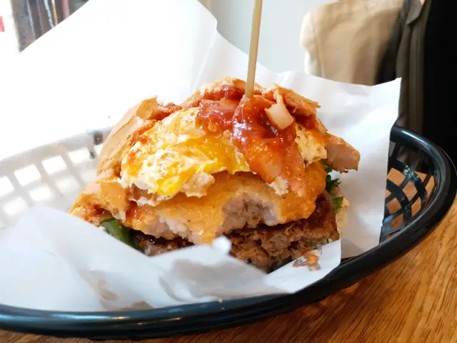 香辣煙肉蛋羊堡加蝦堡