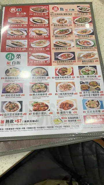 有多款小菜选择，除了米线，还可配白饭