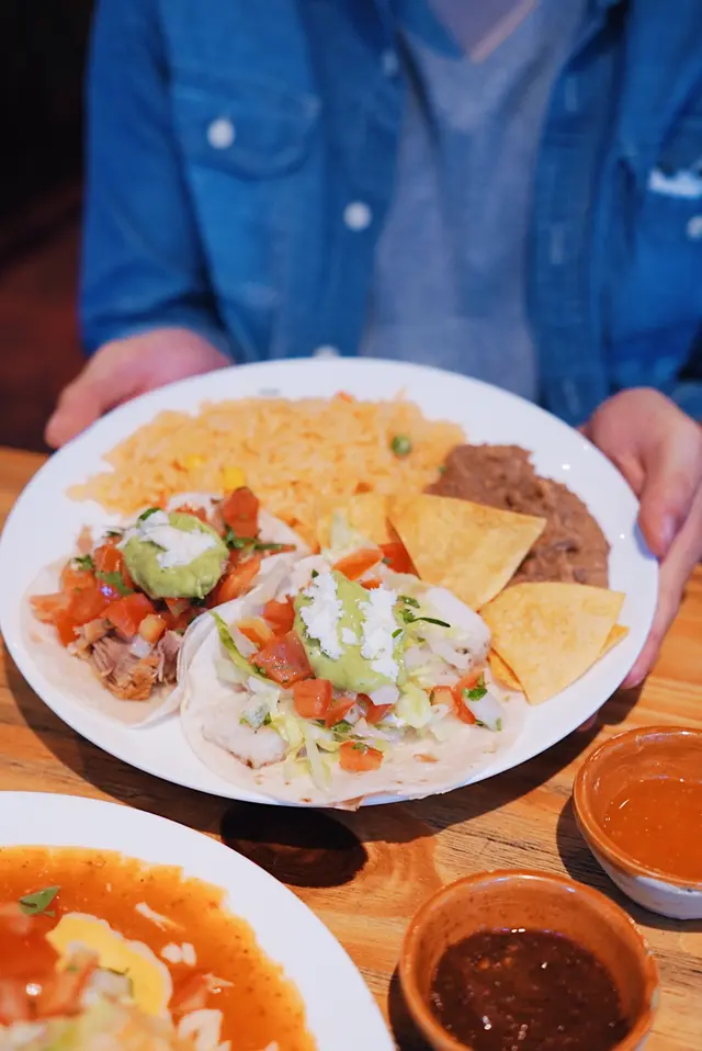 烤魚柳及烤豬肉夾餅配墨西哥飯及斑豆蓉 Grilled fish and carnitas taco with rice and beans