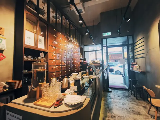 保留藥行舊物,重新活化,現在嘅咖啡店融合咗新舊元素。