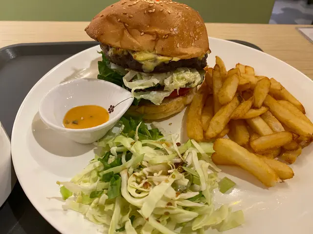 午餐漢堡跟沙律及西湯