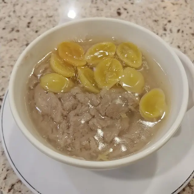 潮州馳名甜品，聽就聽得多，食就未食過，今次野生捕獲，據聞做法複雜，白果以糖水浸過夜，而芋泥蒸溶後搓爛，再炒乾身才成芋泥，弄不好就容易炒焦。整碗芋泥佔很多，稠糊結實，有點倒汗水，而白果粒粒軟糯，兩者微微輕甜。如果改良一下，弄得更綿滑流心，加多一點甜，賣相花點心思，定會更吸引。