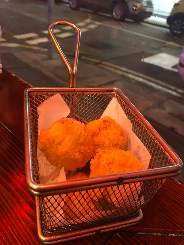 炸花枝丸外皮十分脆口,新鮮炸出嚟嘅花枝丸真係非常好食!裏面嘅墨魚丸都好彈口,而且份量都幾多