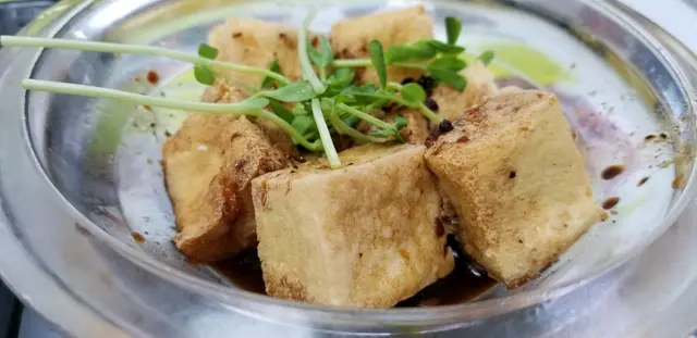 有少少臭豆腐嘅質感，當然一定唔臭啦