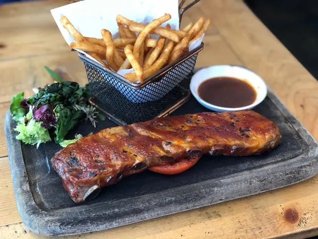 BBQ醬燒豬仔骨配薯條