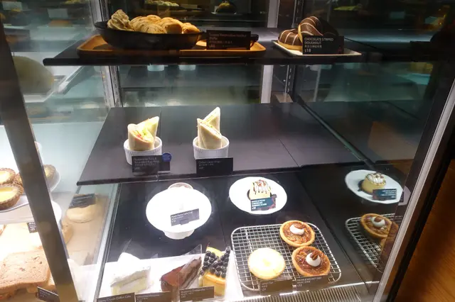 供應的美食及飲品，除了跟其他分店一樣之外，還有此分店特有的懷舊冰室美食及飲品