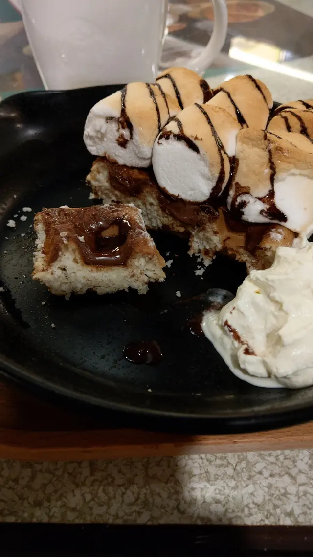 窩夫是微暖，口感沒有應有的香脆，而是好似蛋糕那種鬆散感，食到散收收！