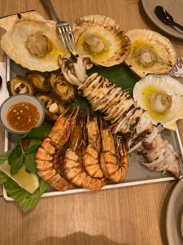 燒海鮮冇鮮味....食得出來貨質素好一般....單單睇上去有燒過,食落亦食唔出燒烤應有既香氣....