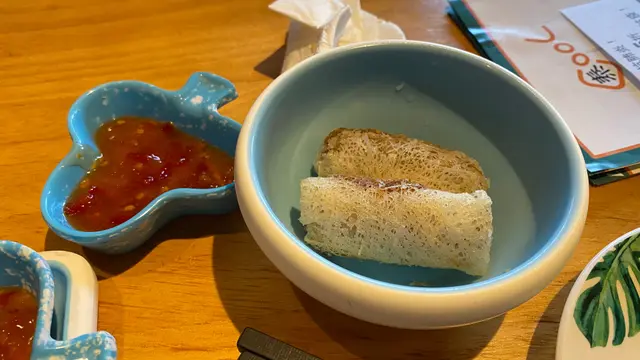 👍🏻:$6有個小食真係幾抵,個春卷皮唔係平時茶樓嗰隻硬皮,而係一條條麵粉絲組成嘅脆皮好鬆脆,好食! 👎🏻:不過入面個餡係有啲凍如果可以再整返熱啲就更加好啦!