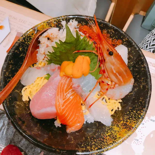 非常大碗，魚生種類算多，有牡丹蝦  海膽  中拖羅  三文魚子  蟹肉  帶子  三文魚  三款白身魚。真係一d都唔孤寒