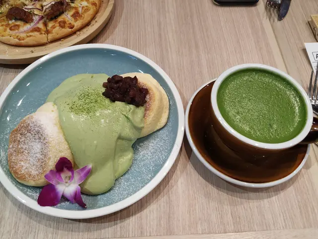 抹茶忌廉梳乎厘班戟和熱牛奶抹茶