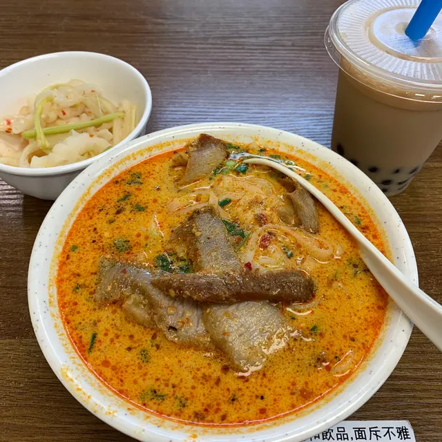 豬頸肉冬陰公湯河