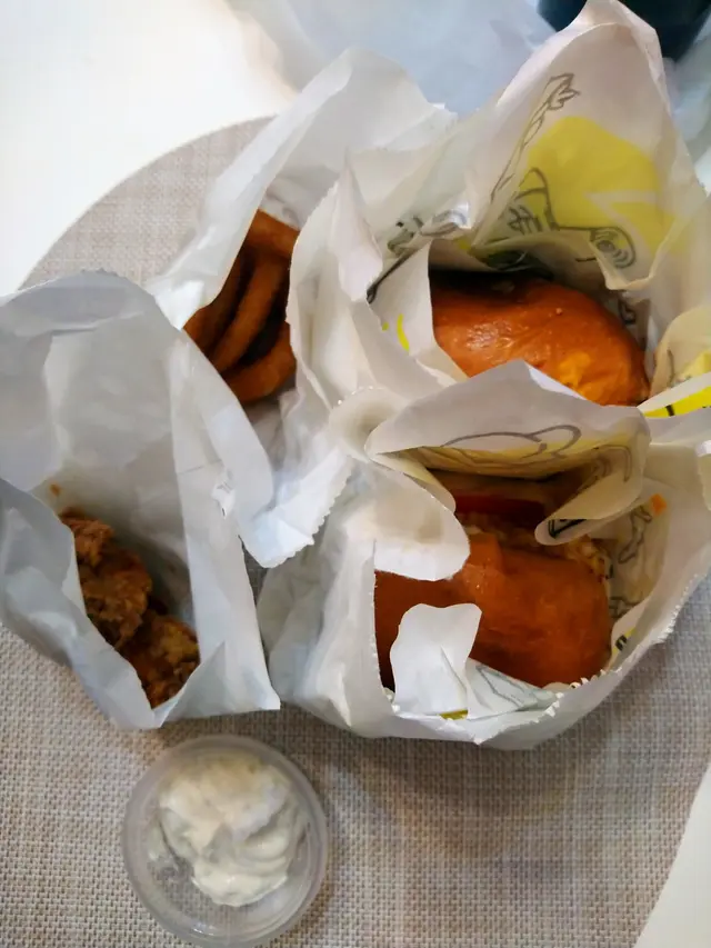 左上: 洋蔥圈, 左下: 炸雞翼, 右邊係兩個包