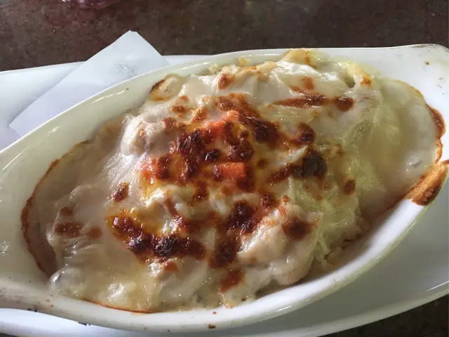 白汁冇覆蓋好碟邊上的飯，所以有些飯粒干硬，而圖片所示沒對比，沒看到份量，但實際份量好少。