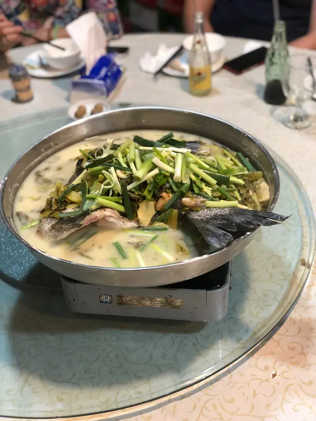 咸菜湯煮鱘龍魚