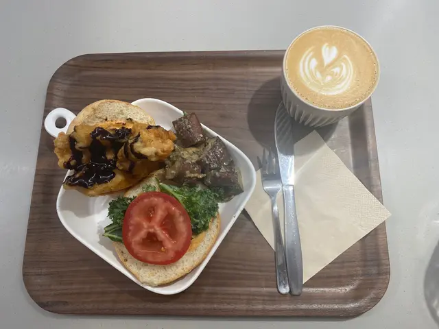 黑醋雞肉漢堡配沙律($42)+Flat White($26)