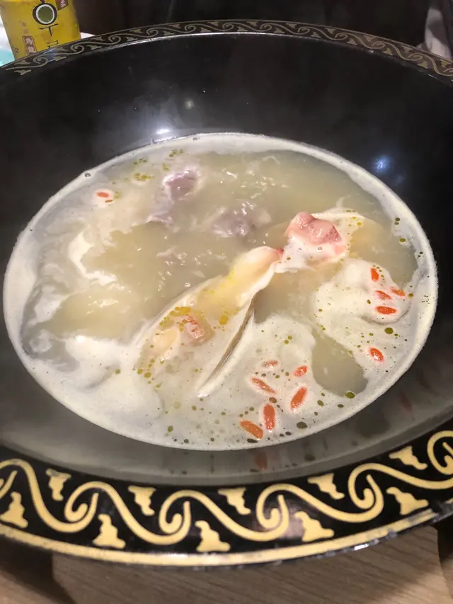 海鮮在美人鍋內滾啊滾